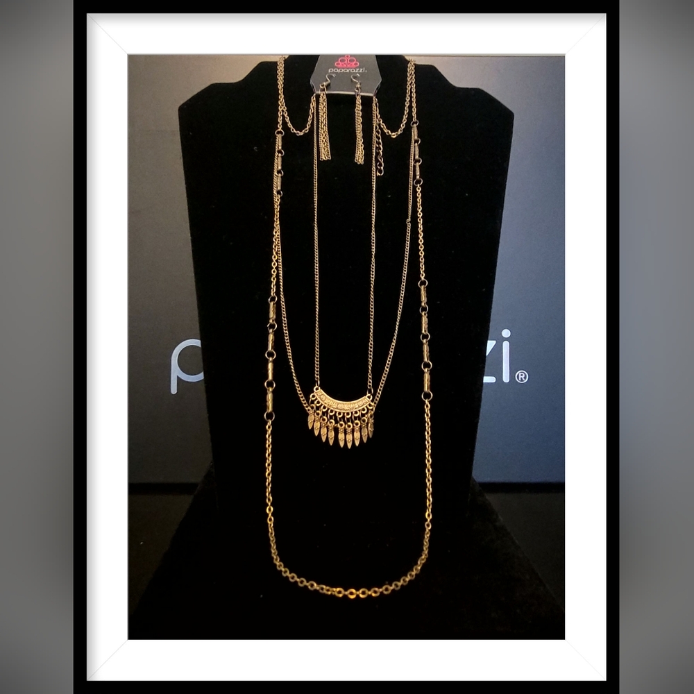 Paparazzi Jewelry Homestead Harvest Necklace and Earring Set.